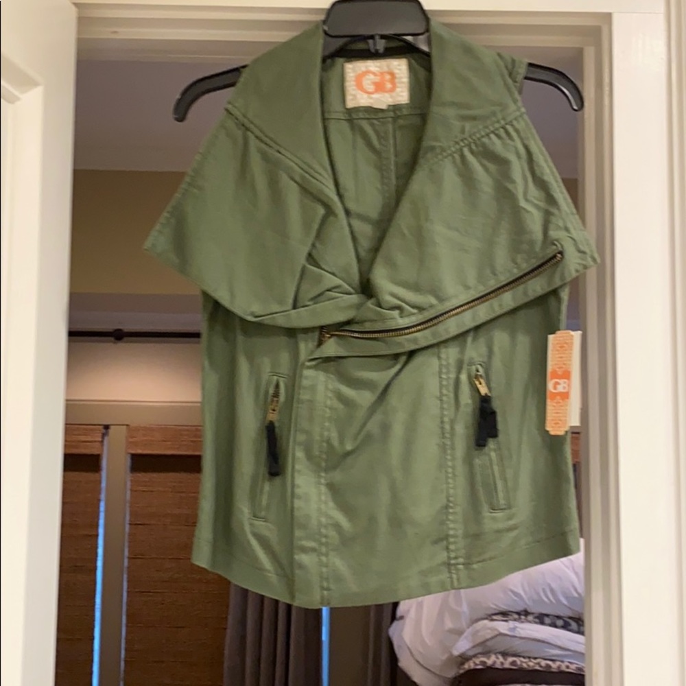 Army green sleeveless jacket